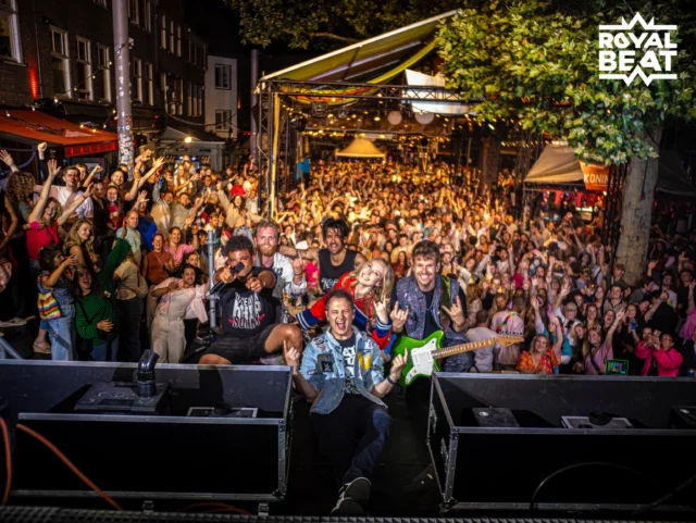 Roze Woensdag is toch echt wel dé leukste dag van de @vierdaagsefeesten, als je het ons vraagt🩷

@koningspleinnijmegen op z’n kop! Zullen we dit gewoon elke woensdag doen?🤭

📸: @tddkuipers 
📸: @jort_dorn
