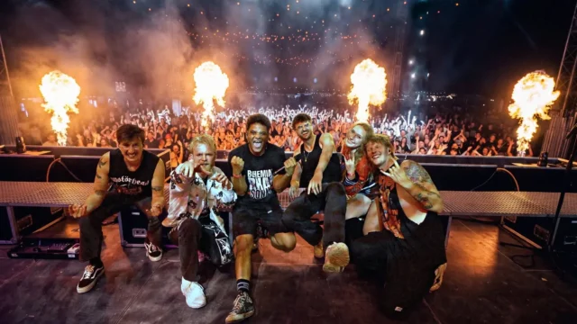 🔥Fire in the disco! 🔥

@glemmerbeachfestival dit was aan avondje Fryslan zoals we ze niet dagelijks meemaken. Episch grote tent, liefde in de lucht, beachy tropicana vibes, wat wil je nog meer. Love it! ❤️